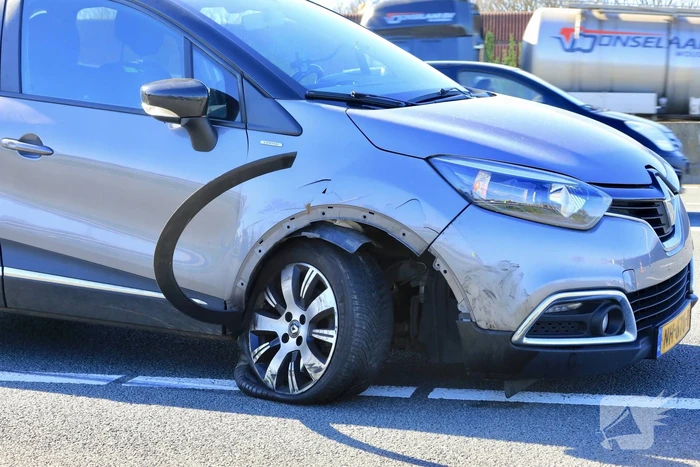 Auto krijgt klapband en ramt medeweggebruiker