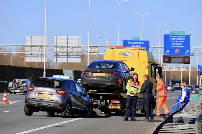 Auto krijgt klapband en ramt medeweggebruiker