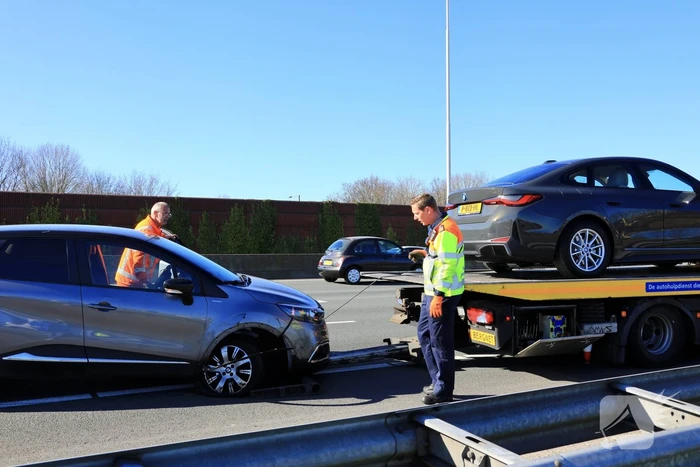 Auto krijgt klapband en ramt medeweggebruiker