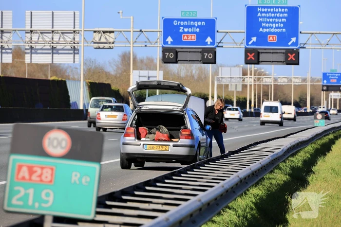 Auto krijgt klapband en ramt medeweggebruiker