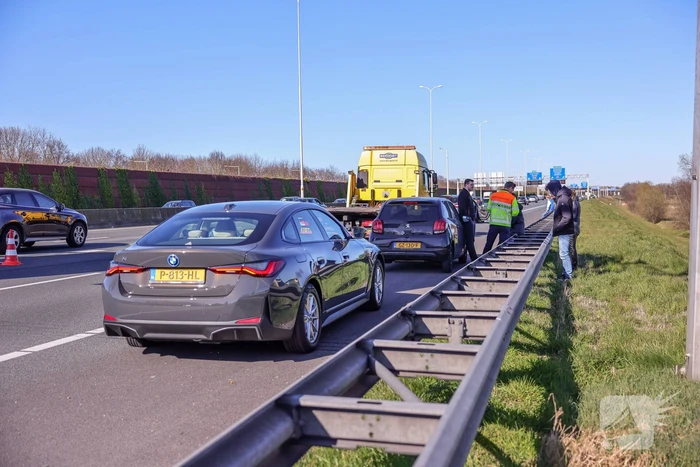 Auto krijgt klapband en ramt medeweggebruiker