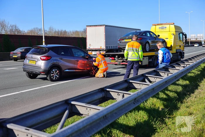 Auto krijgt klapband en ramt medeweggebruiker