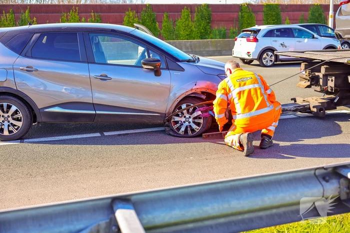 Auto krijgt klapband en ramt medeweggebruiker