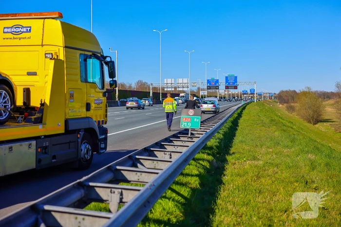Auto krijgt klapband en ramt medeweggebruiker
