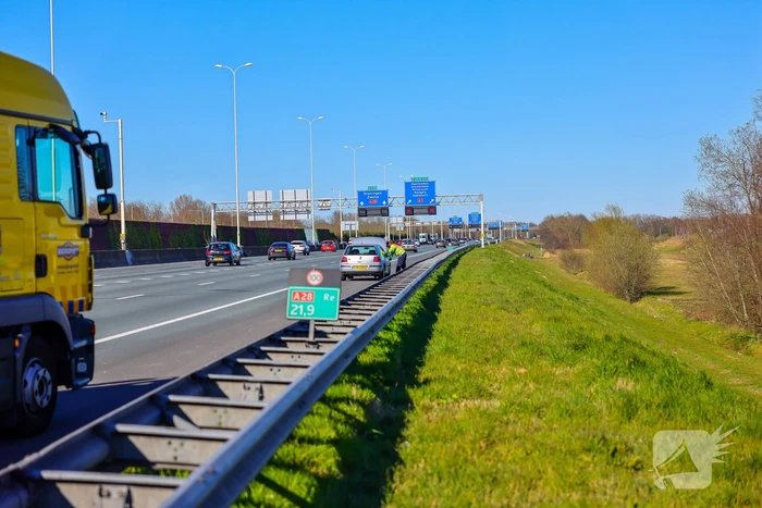 Auto krijgt klapband en ramt medeweggebruiker