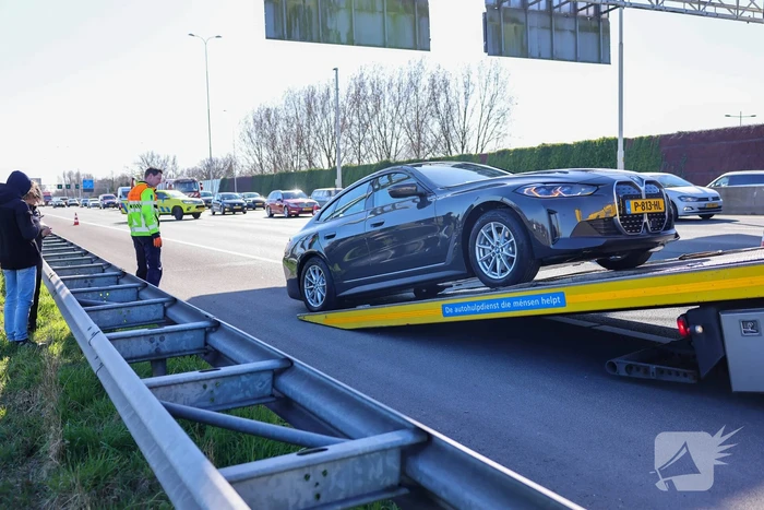 Auto krijgt klapband en ramt medeweggebruiker