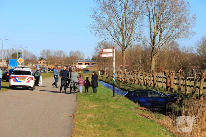Automobilist rijdt personenauto de sloot in