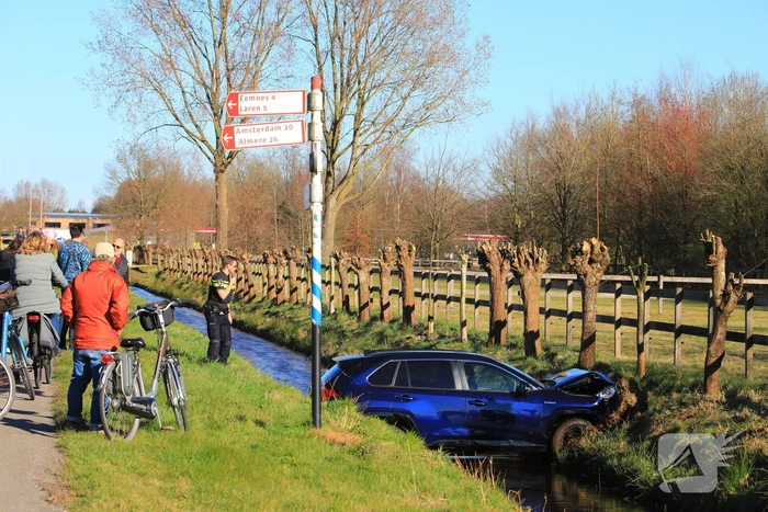 Automobilist rijdt personenauto de sloot in