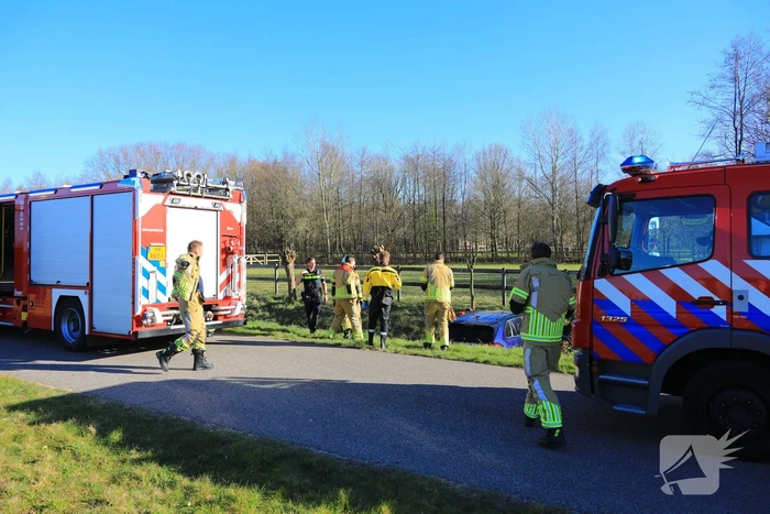 Automobilist rijdt personenauto de sloot in