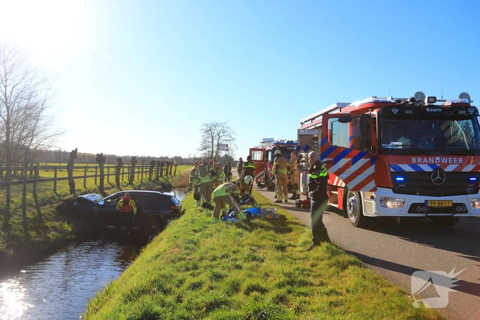 Automobilist rijdt personenauto de sloot in
