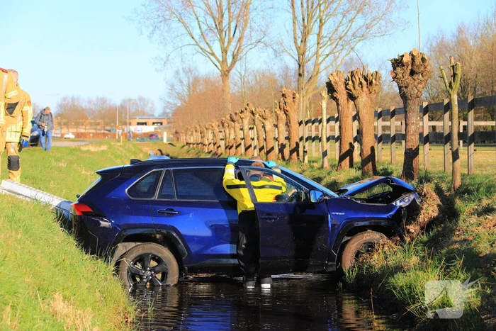 Automobilist rijdt personenauto de sloot in
