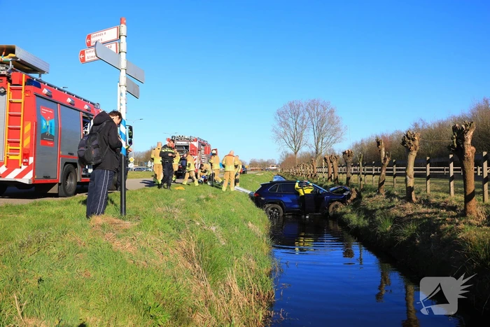 Automobilist rijdt personenauto de sloot in