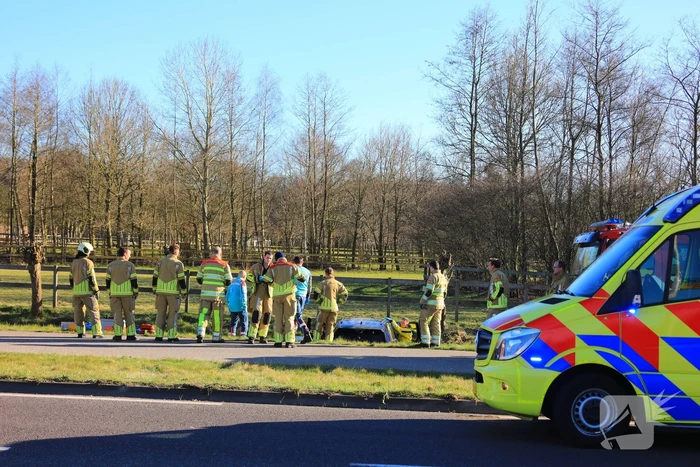 Automobilist rijdt personenauto de sloot in