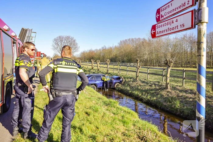 Automobilist rijdt personenauto de sloot in