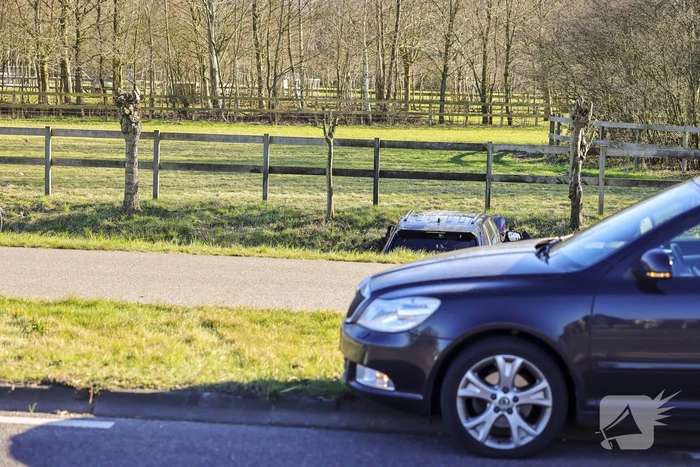 Automobilist rijdt personenauto de sloot in