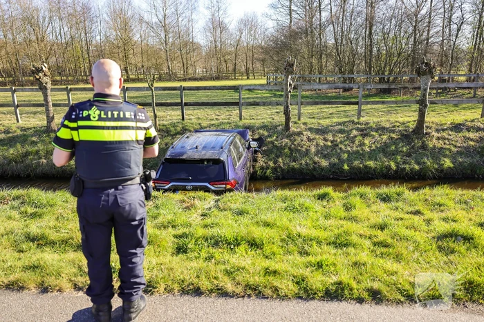 Automobilist rijdt personenauto de sloot in