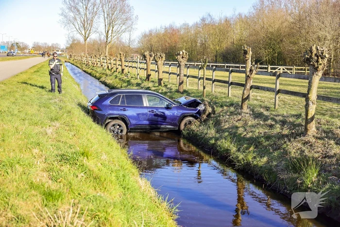 Automobilist rijdt personenauto de sloot in