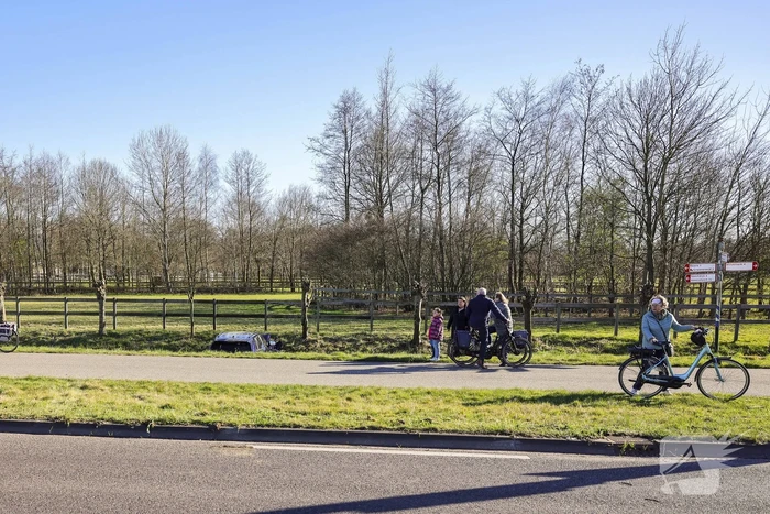 Automobilist rijdt personenauto de sloot in