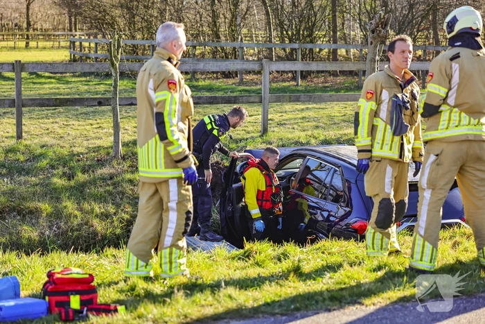 Automobilist rijdt personenauto de sloot in