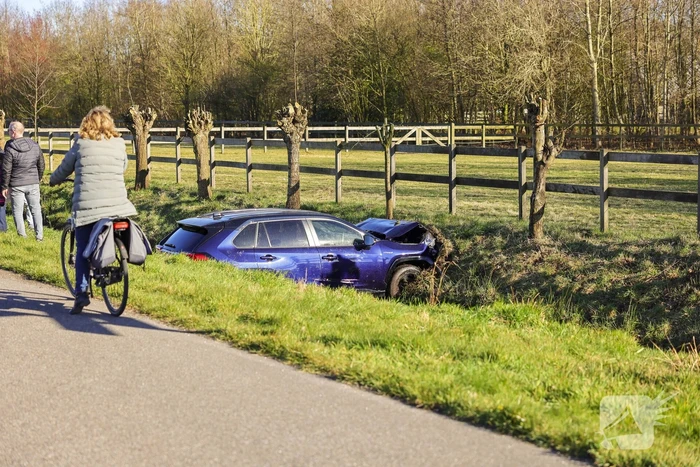 Automobilist rijdt personenauto de sloot in