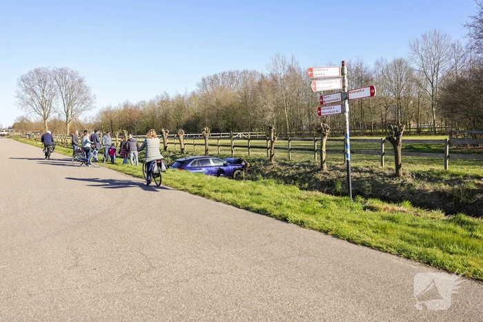 Automobilist rijdt personenauto de sloot in