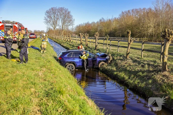 Automobilist rijdt personenauto de sloot in