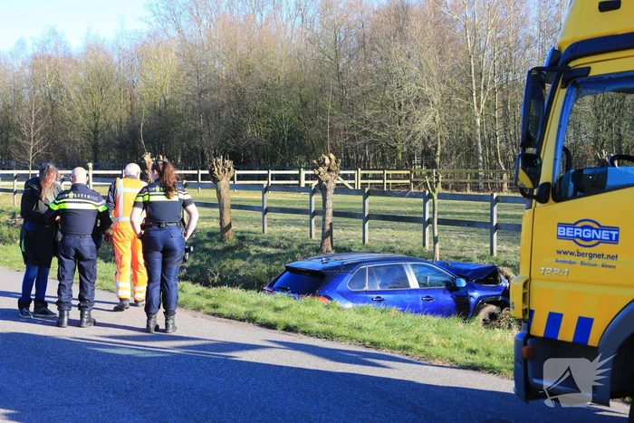 Automobilist rijdt personenauto de sloot in