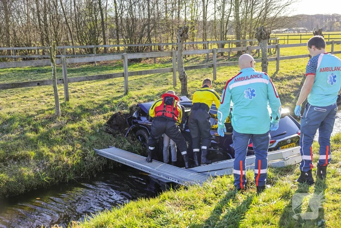 Automobilist rijdt personenauto de sloot in