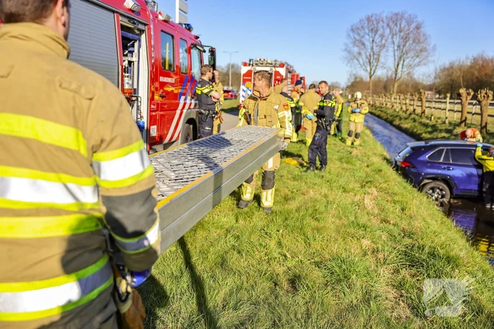 Automobilist rijdt personenauto de sloot in