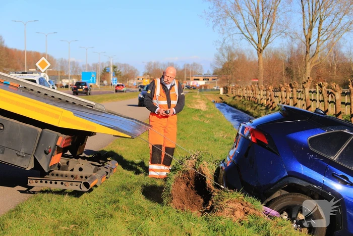 Automobilist rijdt personenauto de sloot in