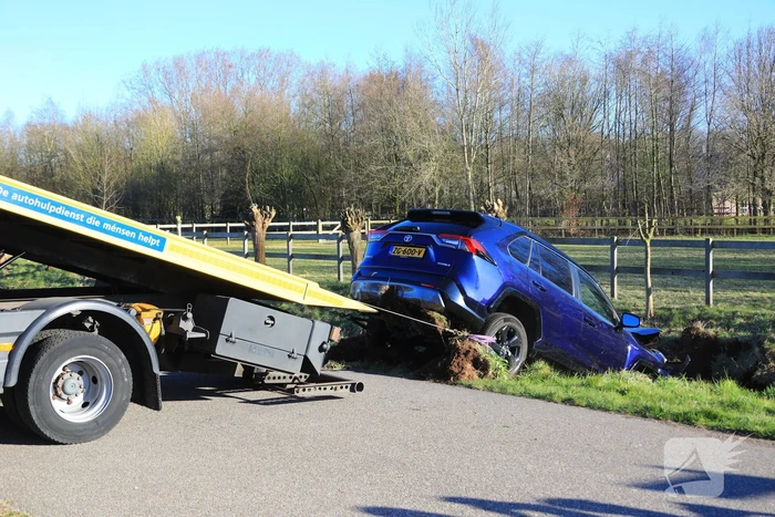 Automobilist rijdt personenauto de sloot in