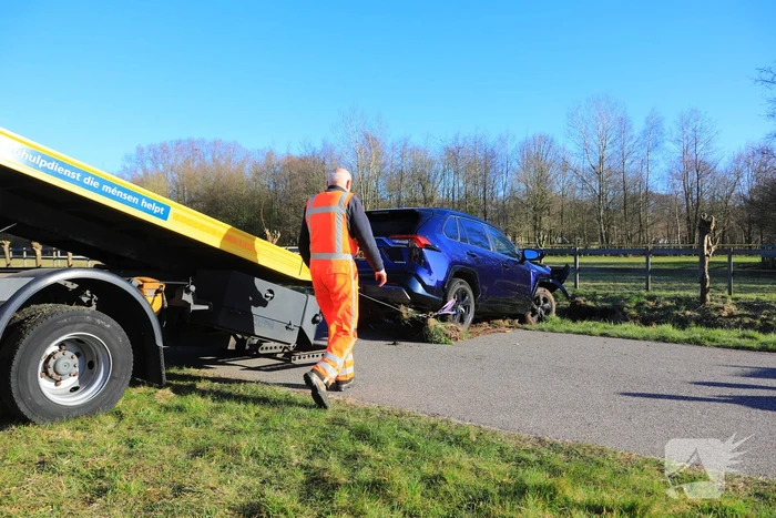 Automobilist rijdt personenauto de sloot in