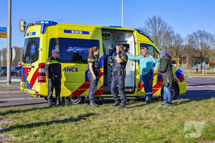 Automobilist rijdt personenauto de sloot in