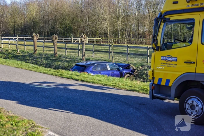 Automobilist rijdt personenauto de sloot in