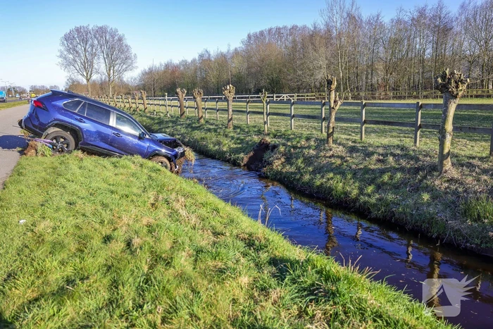 Automobilist rijdt personenauto de sloot in