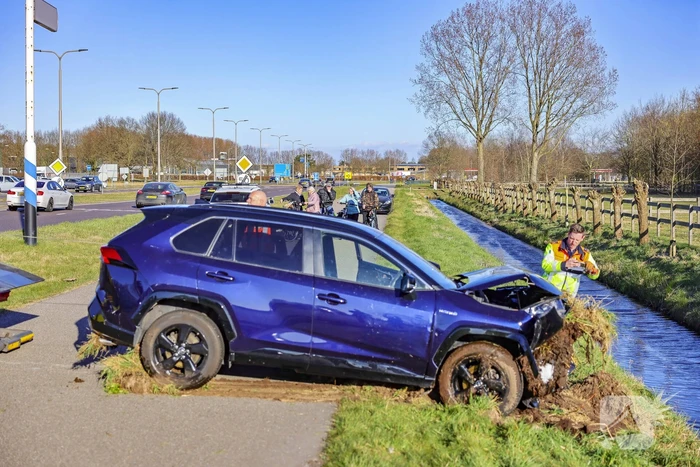 Automobilist rijdt personenauto de sloot in
