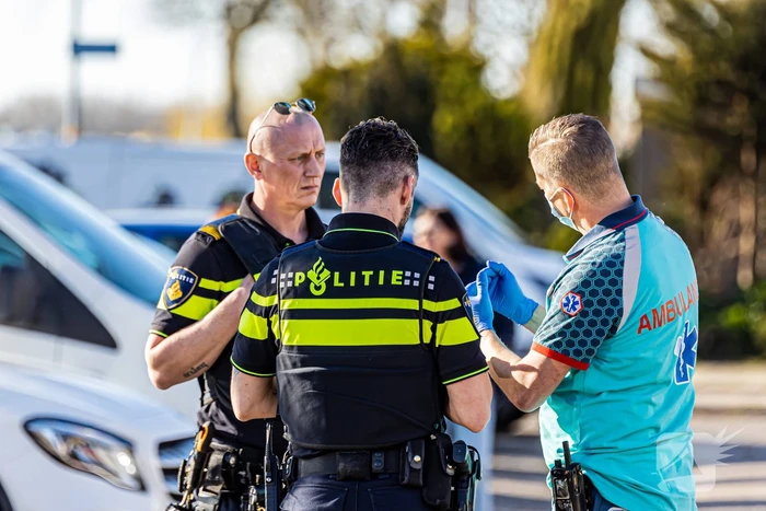 Politie haalt verward persoon uit woning