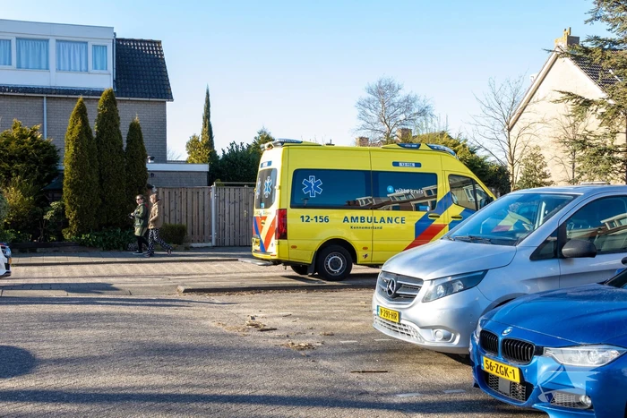 Politie haalt verward persoon uit woning