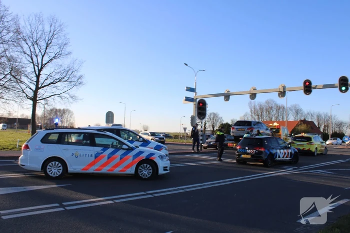 Bestuurder botst op lesauto voor verkeerslichten