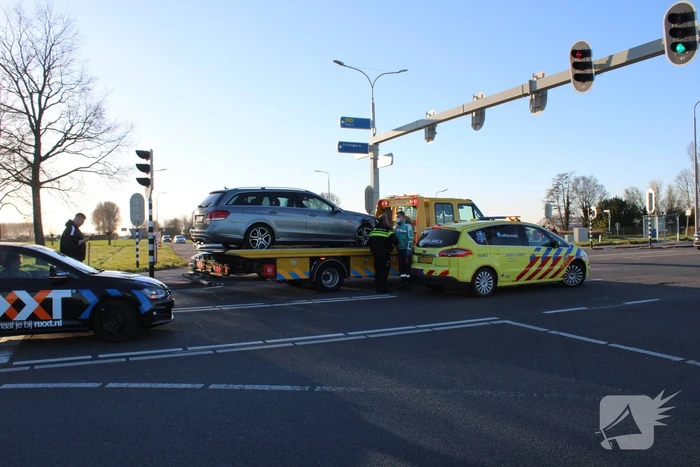 Bestuurder botst op lesauto voor verkeerslichten