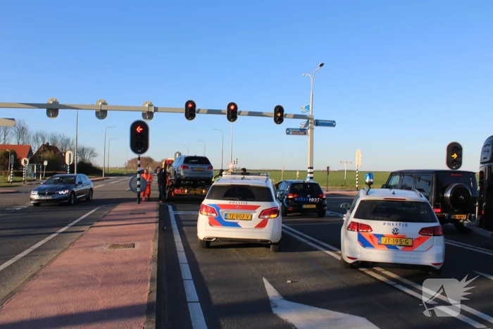 Bestuurder botst op lesauto voor verkeerslichten