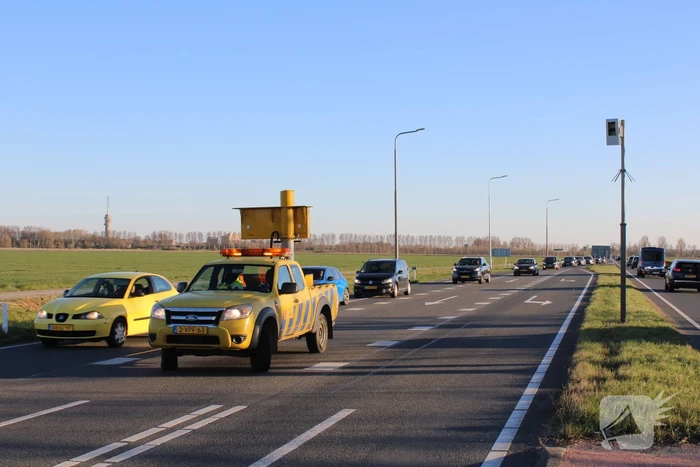 Bestuurder botst op lesauto voor verkeerslichten