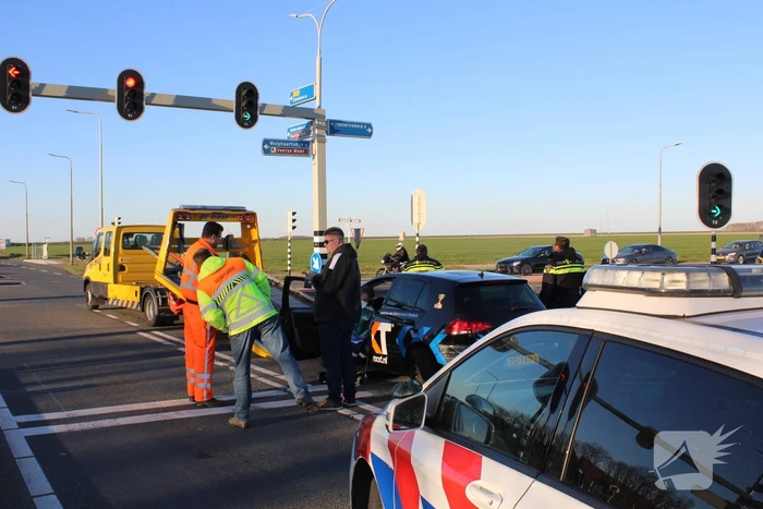 Bestuurder botst op lesauto voor verkeerslichten