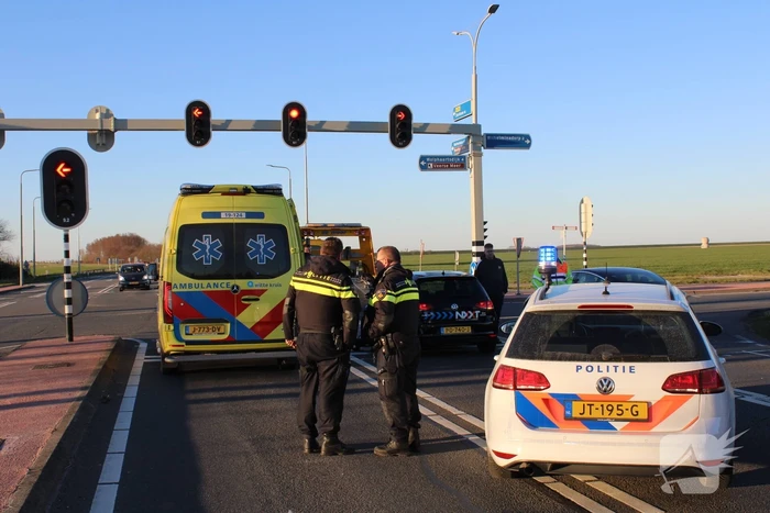 Bestuurder botst op lesauto voor verkeerslichten