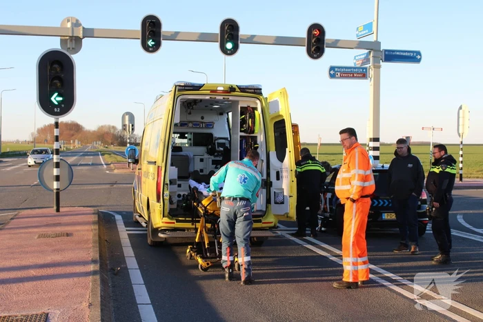 Bestuurder botst op lesauto voor verkeerslichten