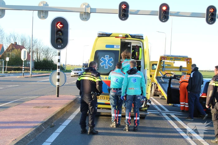 Bestuurder botst op lesauto voor verkeerslichten