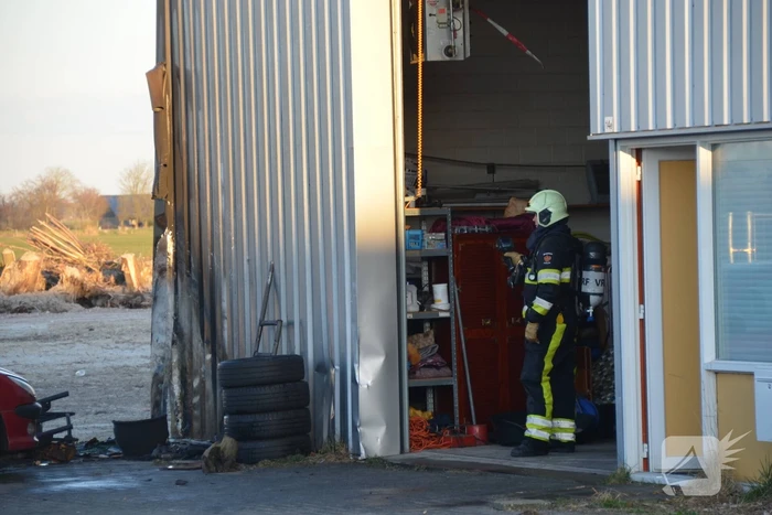 Banden in brand tegen bedrijfspand