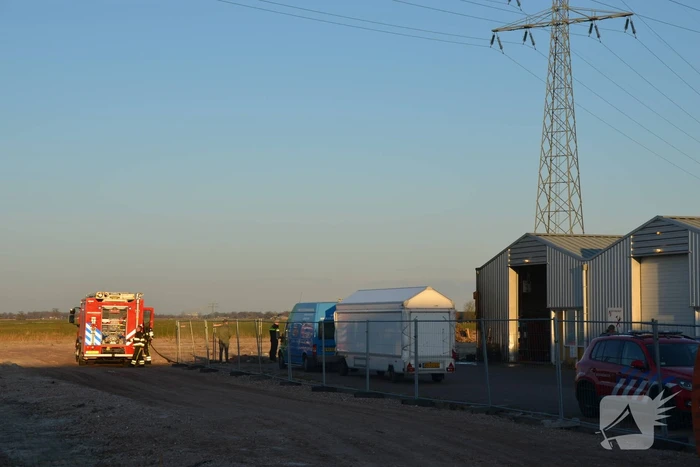 Banden in brand tegen bedrijfspand
