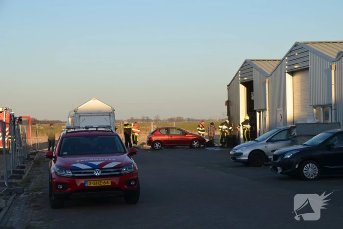 Banden in brand tegen bedrijfspand