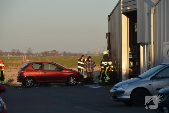 Banden in brand tegen bedrijfspand